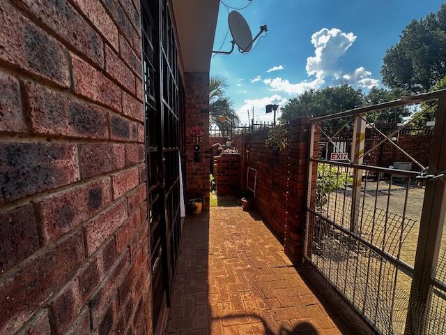2 Bedroom Property for Sale in Langenhovenpark Free State